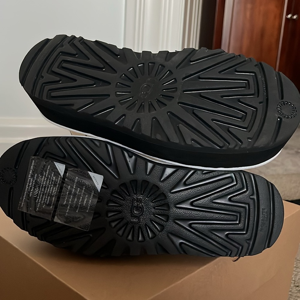 Ugg Black White Neumel Platform Boot, like new - Picture 3 of 7